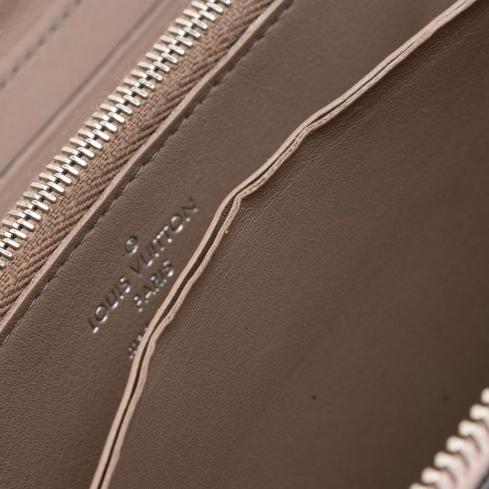 Louis Vuitton Veau Cachemire Comete Zip Around Wallet - Picture 13 of 14